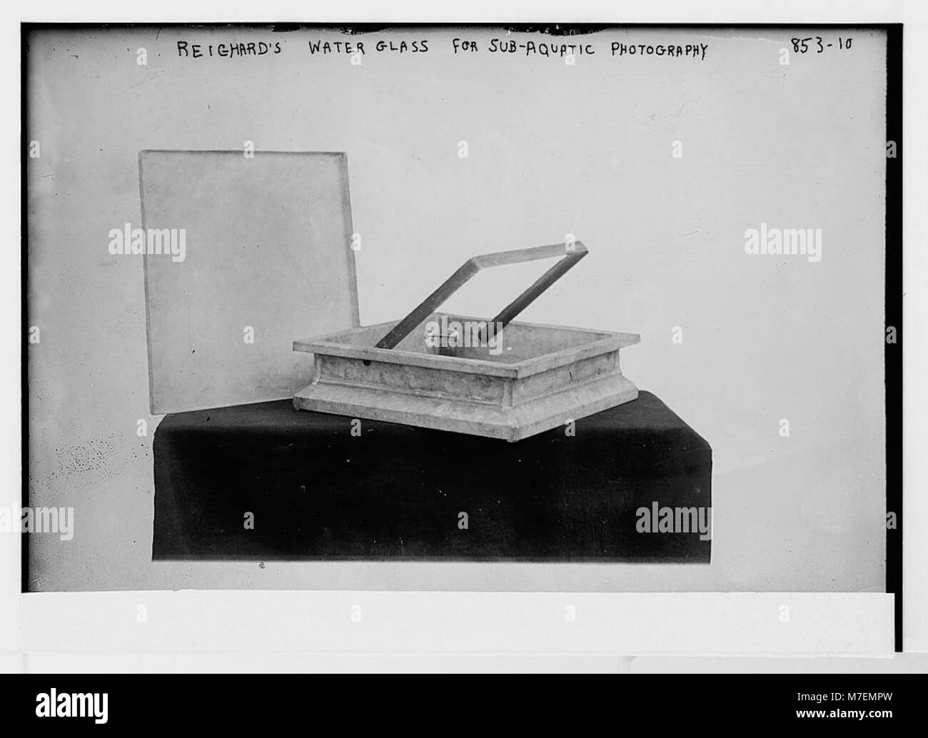 Il vetro d'acqua di Reighard per la fotografia subacquea, una notevole innovazione nella prima fotografia subacquea, rappresenta progressi nel catturare la vita sotto la superficie dell'acqua. Foto Stock