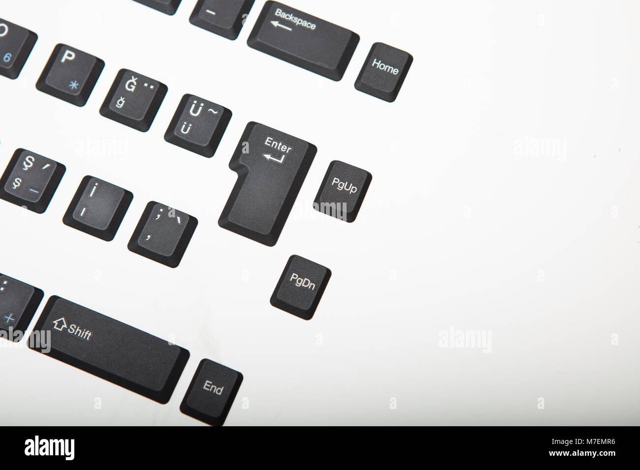 Vista aerea di una alfanumerica QWERTY computer tastiera con tasti neri su gradiente di argento al bianco con copia spazio sopra Foto Stock