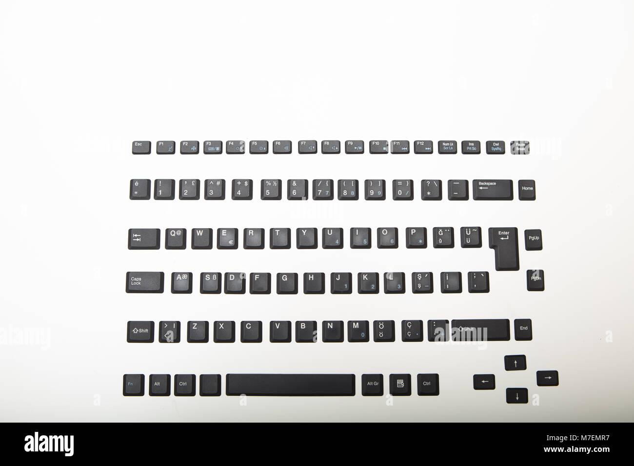 Vista aerea di una alfanumerica QWERTY computer tastiera con tasti neri su gradiente di argento al bianco con copia spazio sopra Foto Stock