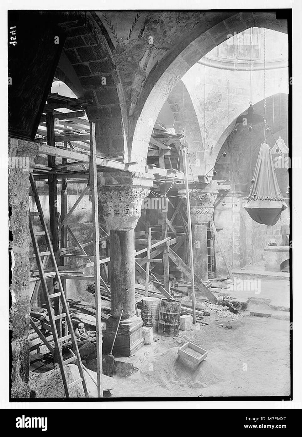 I lavori di riparazione nella chiesa del Santo Sepolcro). Cappella di Sant'Elena. Colonne sul lato nord con i ponteggi. LOC matpc.03928 Foto Stock