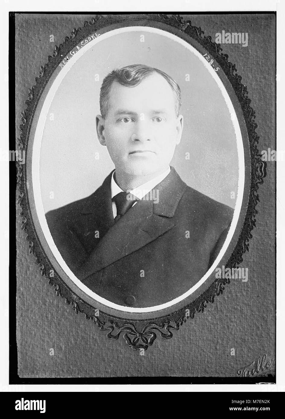 Un cameo ritratto del Rev. G. A. Cooke, catturato dal fotografo Fuller. La fotografia è un'immagine formale e vintage di una figura religiosa. Foto Stock