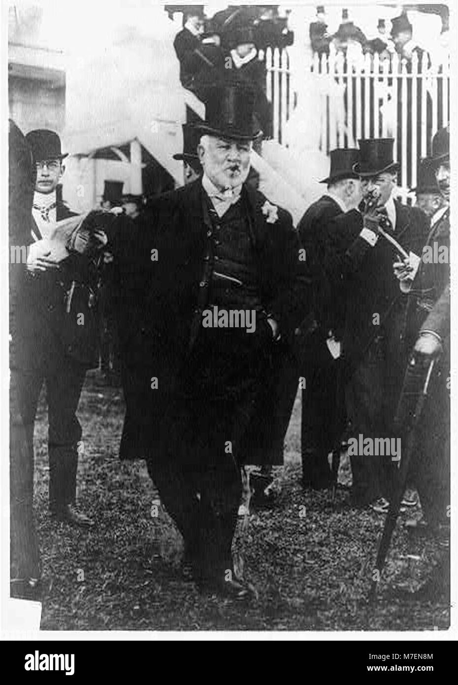 Ritratto a figura intera di Richard Croker, un'influente figura politica di New York, in piedi con gli altri in un'immagine storica. Foto Stock