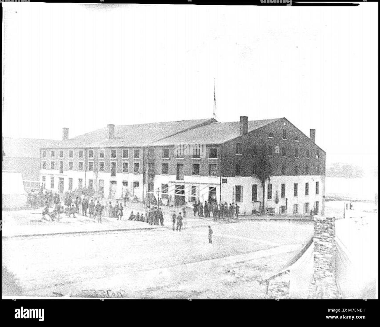 Fotografia che mostra la vista frontale e laterale della prigione di Libby a Richmond, Virginia, un sito significativo durante la guerra civile, noto per ospitare i prigionieri dell'Unione. Foto Stock