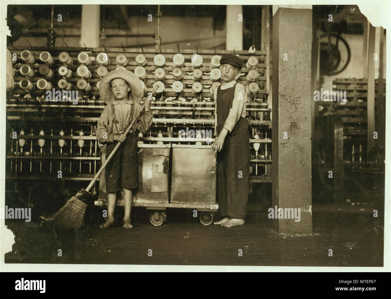 Ronald Webb, dodici anni ragazzo di cilindro scaricatore e Frank Robinson, sette anni che aiuta a spazzare e doff. Padre è sala boss, Roanoke (Virginia) Cotton Mills. LOC cph.3A20815 Foto Stock