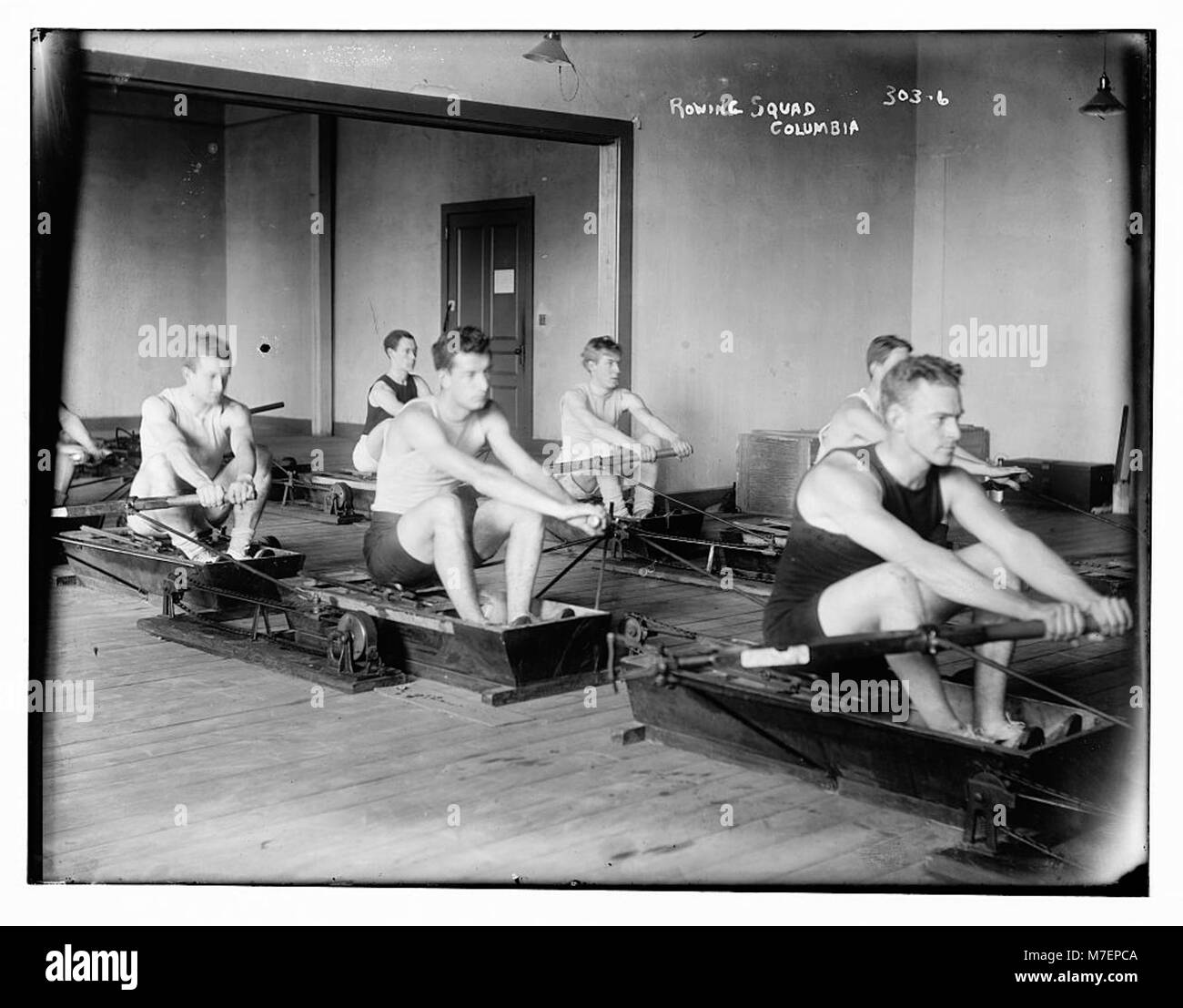 Una fotografia storica della squadra di canottaggio della Columbia University, che mostra la squadra durante un evento competitivo. Foto Stock