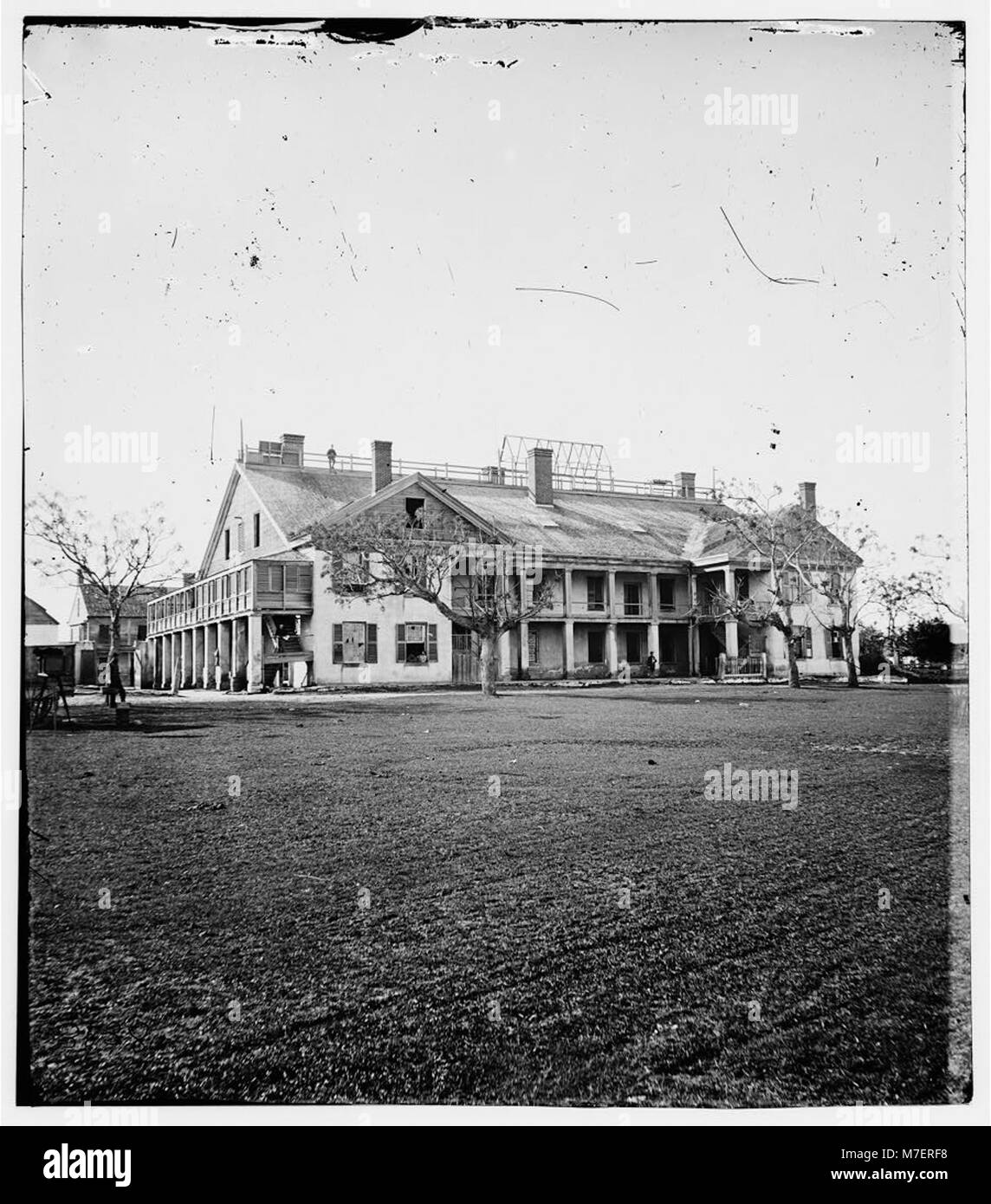 La caserma degli Stati Uniti a Savannah, Georgia, era una struttura militare chiave nella regione, che forniva alloggio ai soldati durante il XIX secolo. Riflette il ruolo della città nella storia militare degli Stati Uniti. Foto Stock
