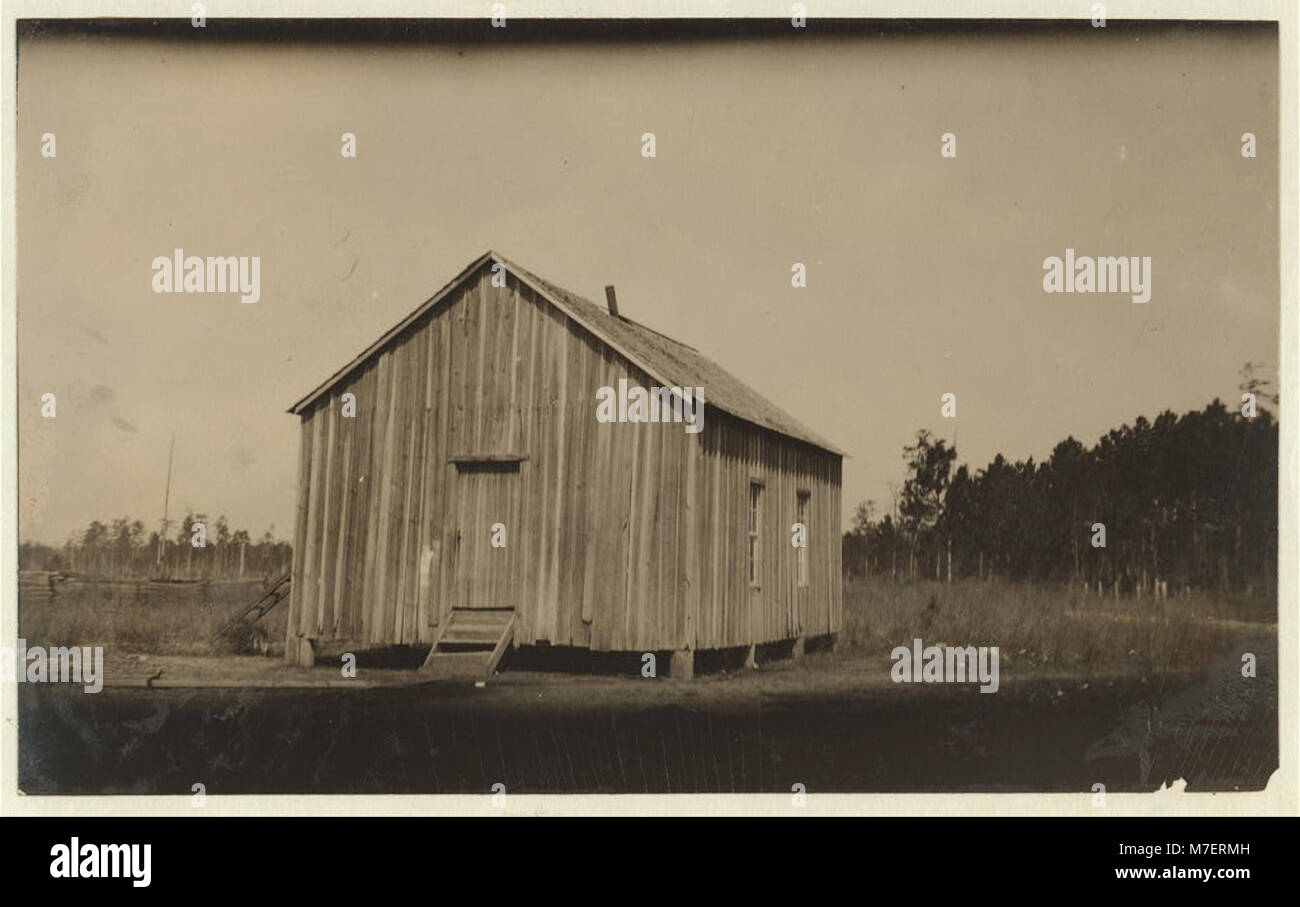 Questa immagine raffigura una scuola in deterioramento a Kirkland, Georgia, mettendo in evidenza le sfide affrontate dalle scuole rurali. L'edificio è stato in uso per diversi anni e sta mostrando una notevole usura. Molte scuole nella Georgia rurale si trovano ad affrontare condizioni simili, con infrastrutture obsolete e risorse limitate. L'immagine serve a ricordare la necessità di migliorare le strutture scolastiche in queste aree. Foto Stock