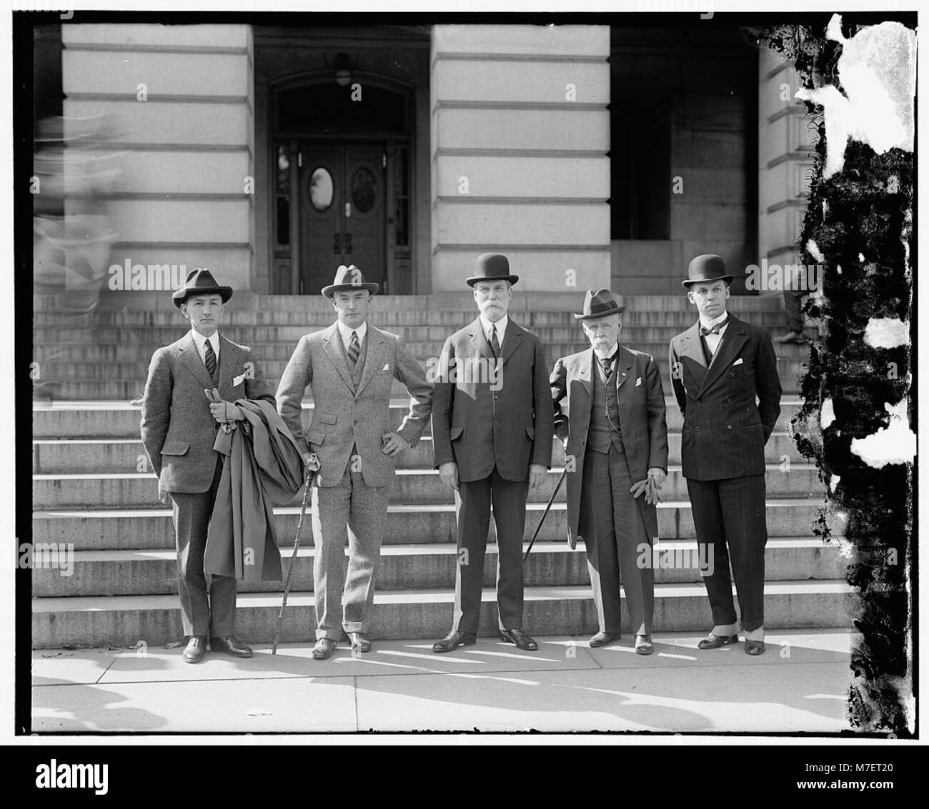 Fotografia del Segretario Hughes e dei suoi colleghi segretari, forse correlata al governo degli Stati Uniti o a un evento politico specifico, catturata in un ambiente formale. Foto Stock