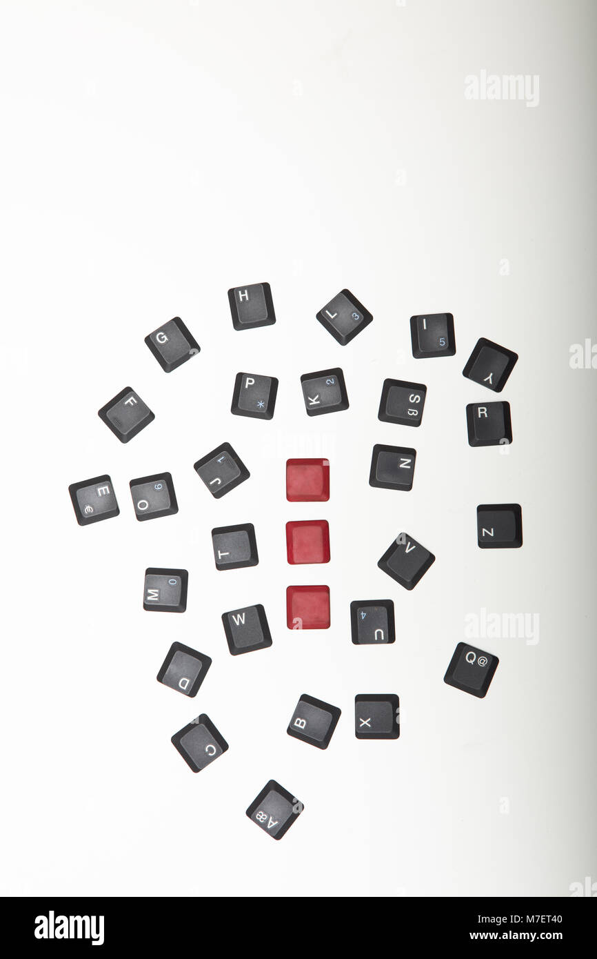 Vista aerea di un composto da caratteri alfanumerici della tastiera del computer con vuoto tre tasti rossi su gradiente di argento al bianco con copia spazio sopra Foto Stock