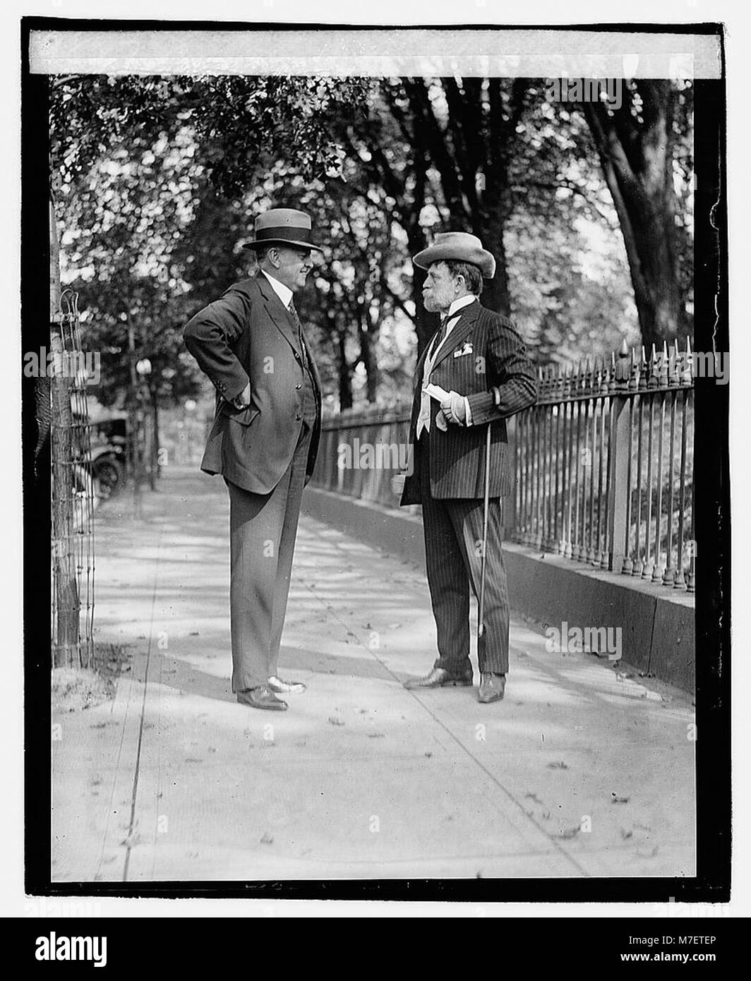 Una fotografia formale del senatore statunitense Oscar Underwood con J. Han Lewis, che cattura un momento politico importante nella storia americana. Foto Stock