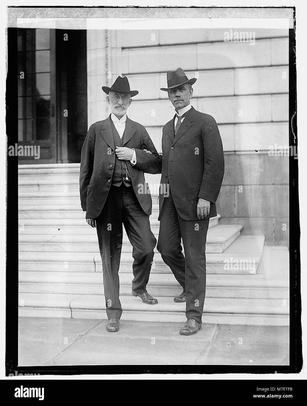 Una fotografia del senatore Reed Smoot con Heber J. Grant, presidente della Chiesa mormone, scattata durante un momento significativo nella storia religiosa e politica americana. L'immagine riflette l'intersezione tra chiesa e stato nell'America dei primi anni del XX secolo. Foto Stock