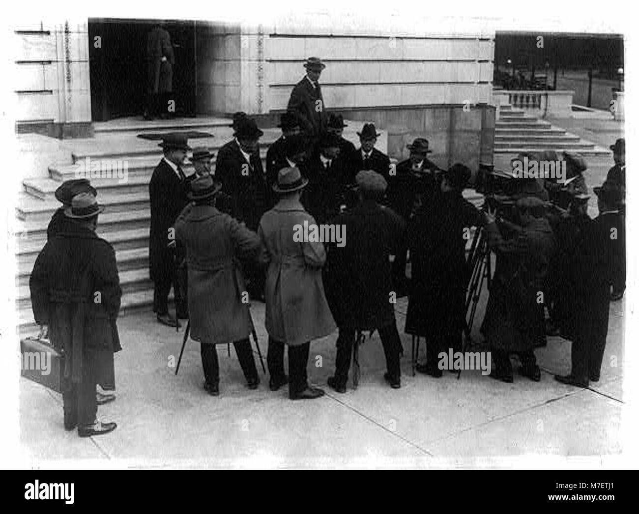 La commissione d'inchiesta del Senate Teapot Dome posa una foto con cameraman, catturando un momento chiave nell'indagine sullo scandalo del governo degli Stati Uniti degli anni '1920. Foto Stock