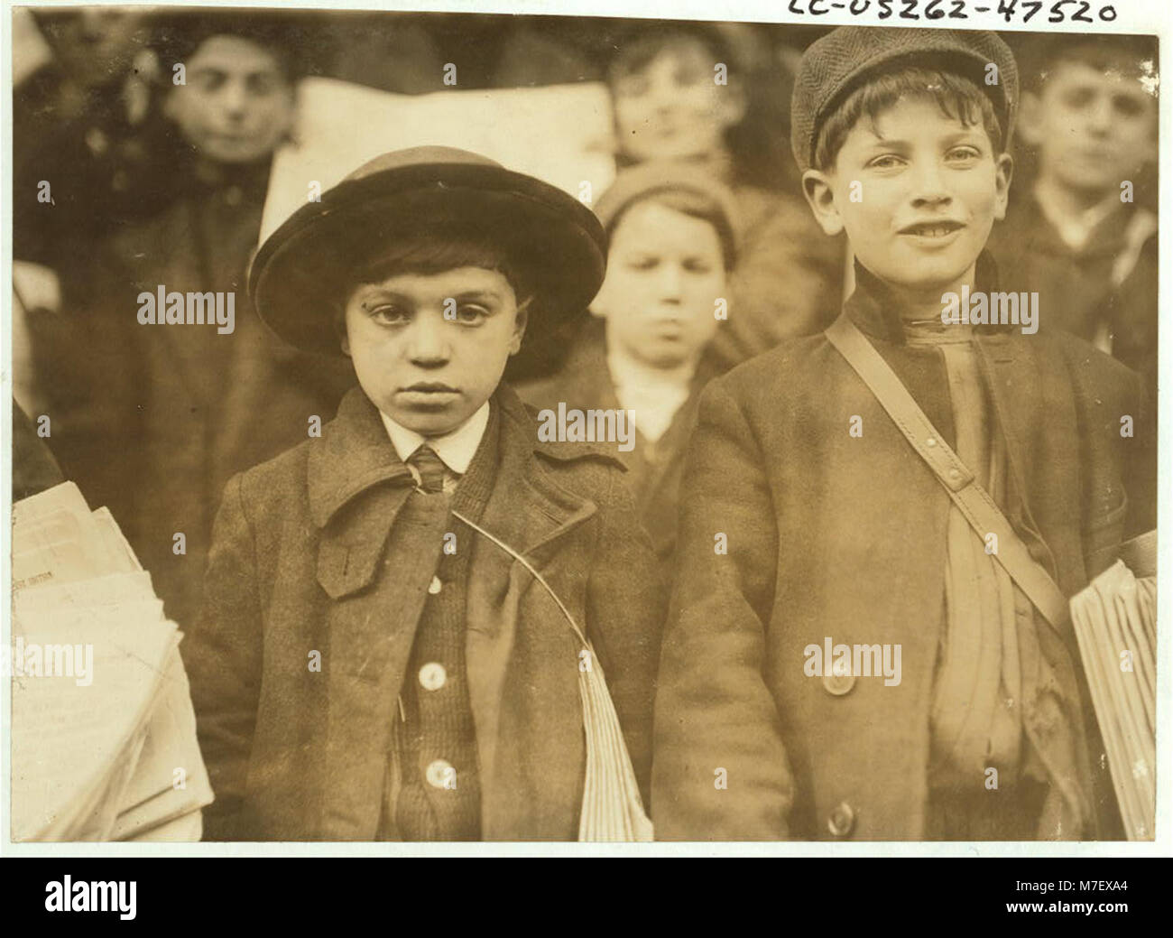 Il ragazzo più piccolo è Max Schwartz (8 anni). Vecchio) e Giacobbe Schwartz, 163 Howard San, Newark, N.J. Vendere fino a 10 P.M. talvolta (foto). LOC cph.3A47673 Foto Stock