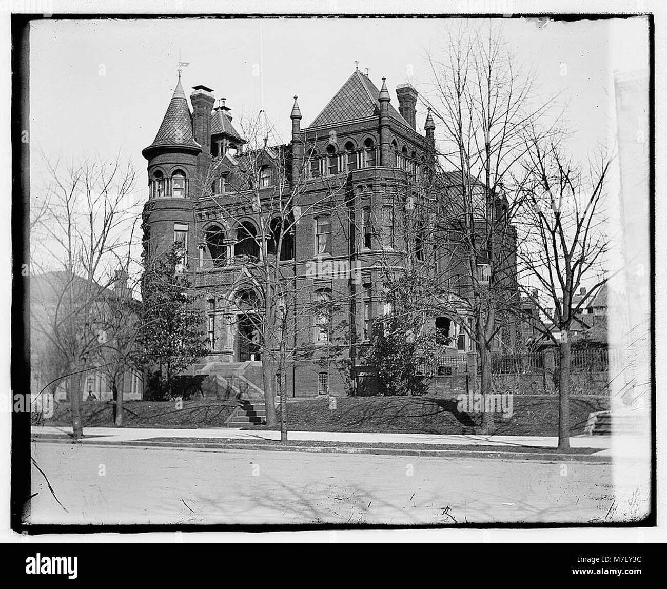 Questa immagine mostra la Legazione spagnola, un importante edificio diplomatico, che ne evidenzia l'architettura e il ruolo nelle relazioni internazionali durante il XIX secolo. Foto Stock