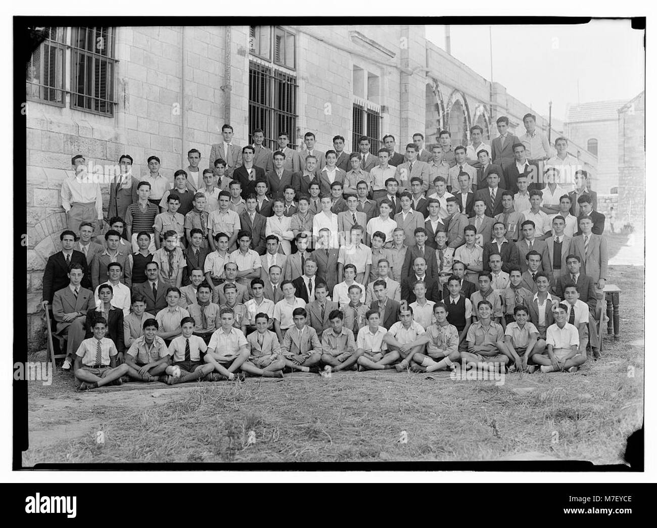 Questa fotografia cattura gruppi di studenti della St. George's School il 14 giugno 1943, probabilmente durante la seconda guerra mondiale, riflettendo l'ambiente sociale ed educativo dell'epoca. Foto Stock