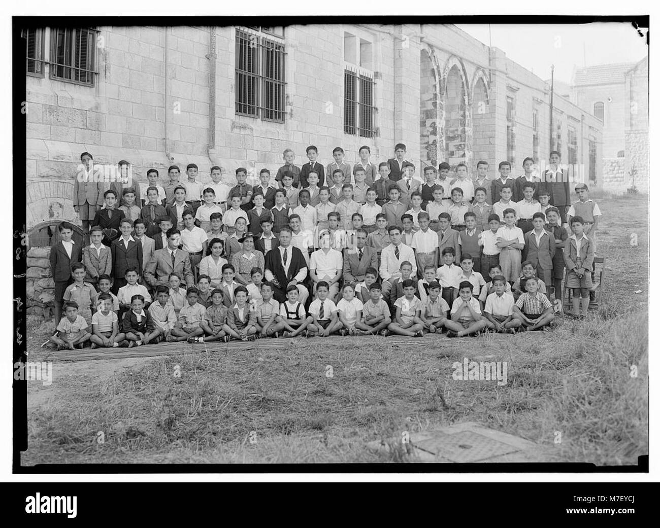 Una fotografia che mostra gruppi di studenti della St. George's School nel giugno 1943, forse durante un evento storico o una riunione. Foto Stock
