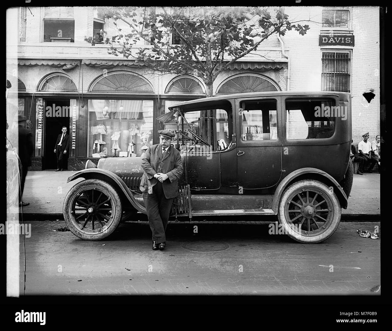 Una fotografia d'epoca che mostra un'auto Studebaker, un marchio automobilistico americano. Nota per la sua produzione di auto e carri, la Studebaker fu un attore significativo nella storia automobilistica dei primi anni del XX secolo. Foto Stock