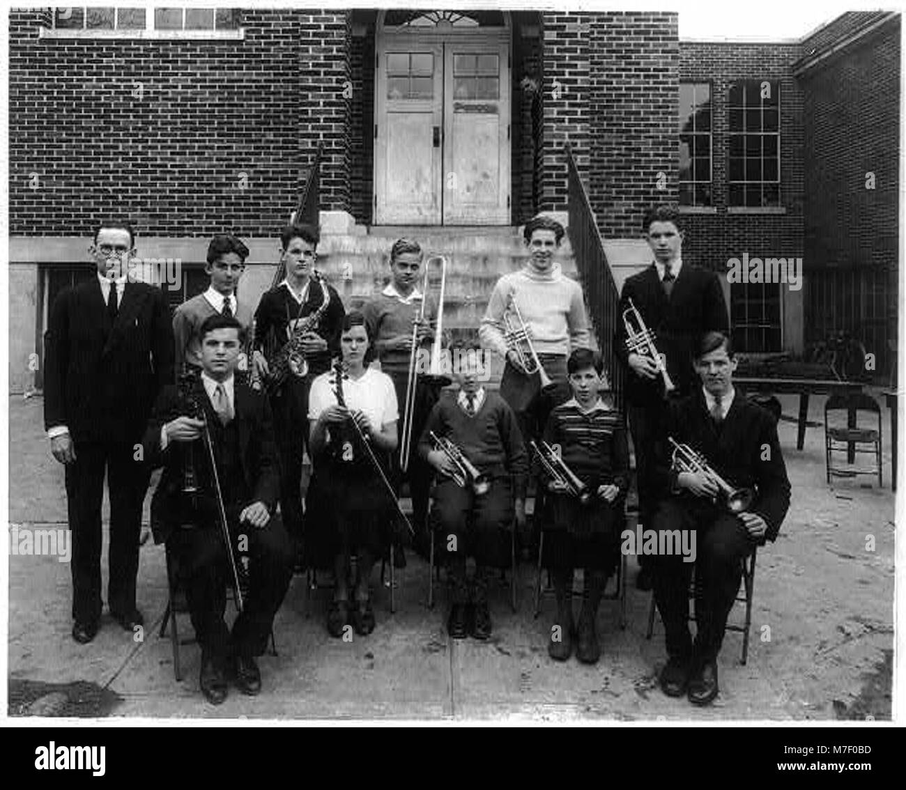 Gli studenti a Washington, D.C. scuola poste con il loro insegnante e (musicale) strumenti LCCN2004665561 Foto Stock