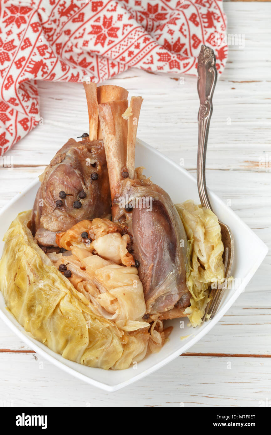 Agnello in umido con verze e pepe nero. Un piatto tradizionale norvegese di cibo. Messa a fuoco selettiva Foto Stock