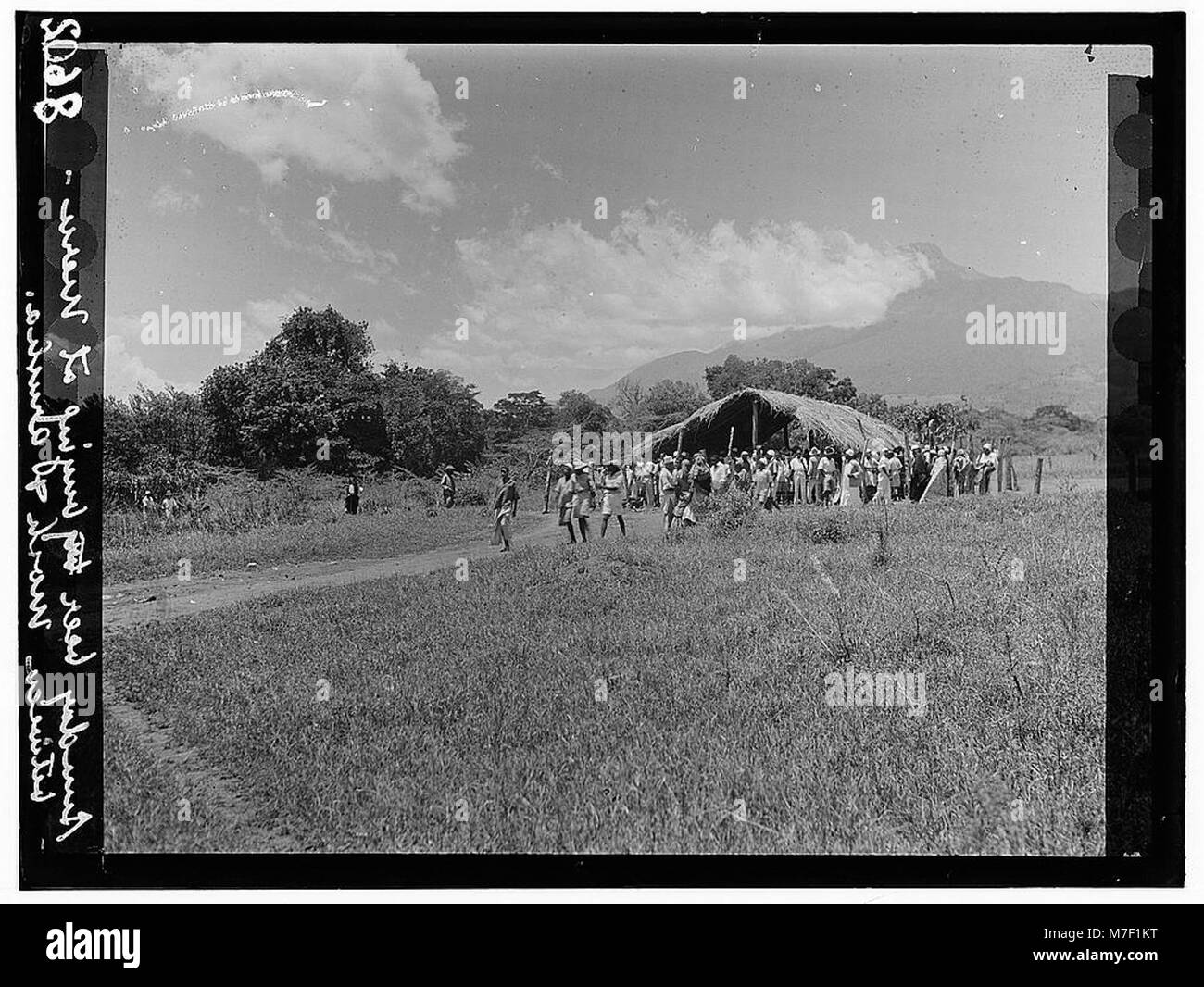 Una foto scattata a Tanganica vicino al Monte Meru, che mostra una festa della birra domenicale con la gente del posto. L'immagine offre uno sguardo alle tradizioni locali e alla vita quotidiana della regione. Foto Stock