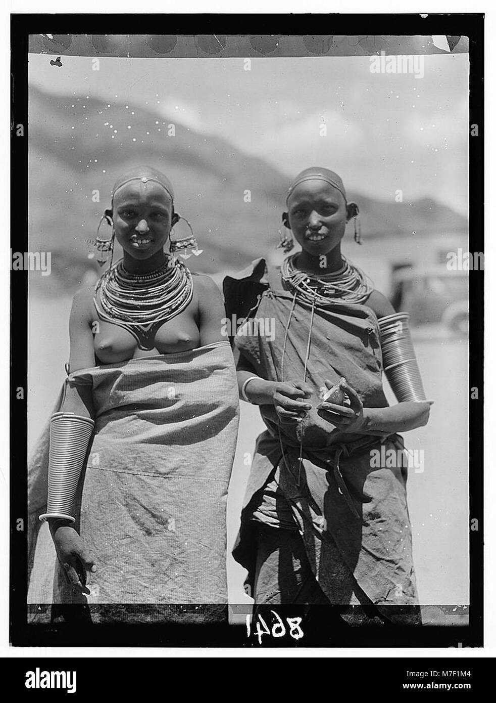 Fotografia di ragazze longido a Tanganica (ora Tanzania) che indossano grandi ornamenti per orecchie, che mostrano le pratiche culturali tradizionali della regione. Foto Stock