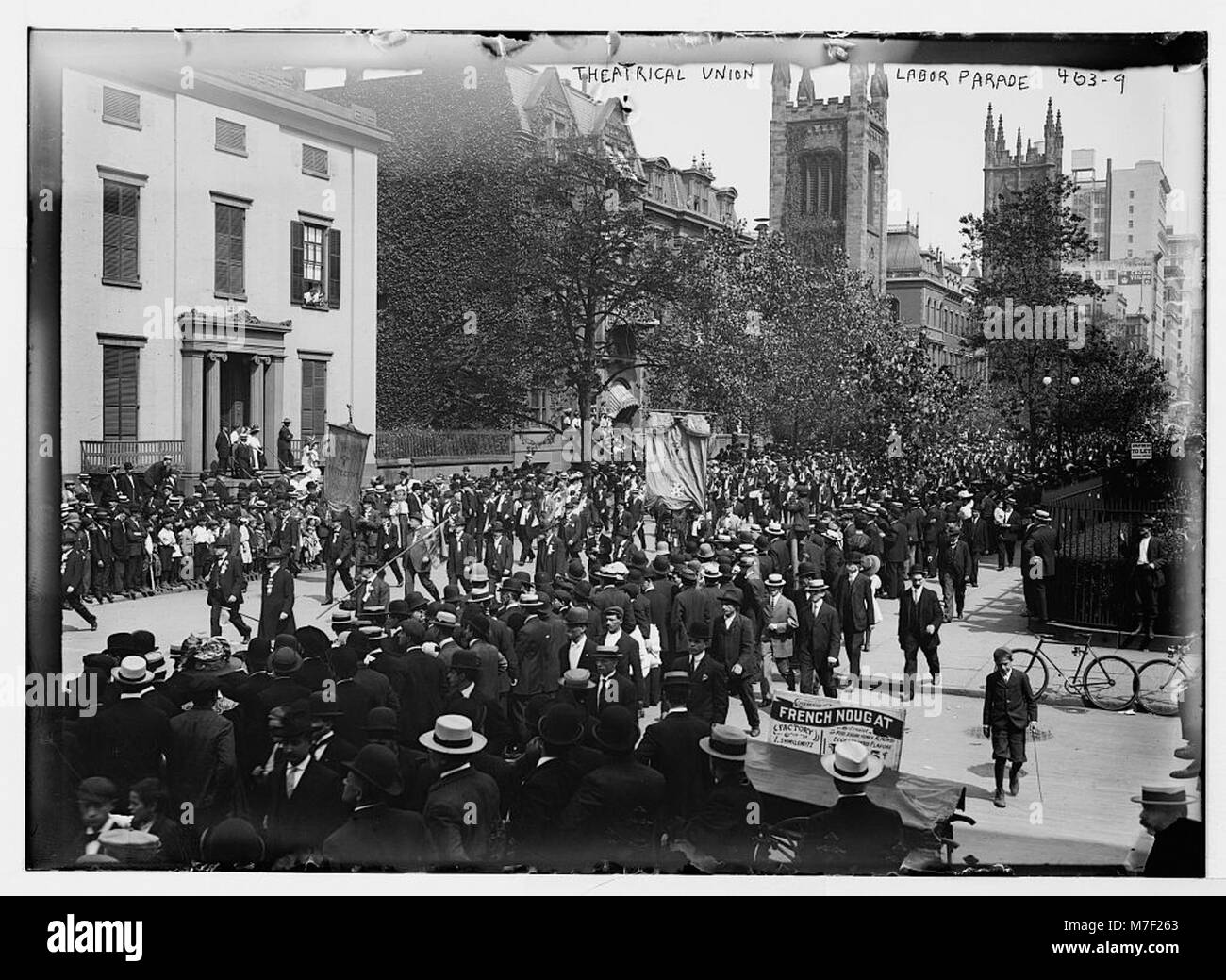 Questa immagine mostra una parata del lavoro a New York con membri della Theatrical Union, un evento significativo che mette in evidenza i diritti dei lavoratori e la solidarietà all'interno della comunità delle arti dello spettacolo durante i primi anni del XX secolo. Foto Stock