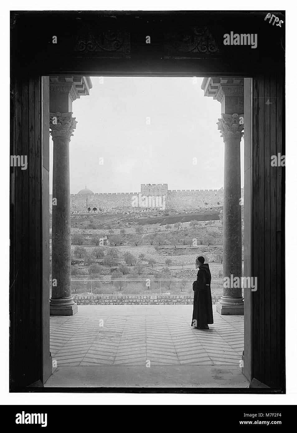 La fotografia mostra la Basilica del Getsemani, conosciuta anche come Chiesa di tutte le Nazioni o Chiesa dell'Agonia, a Gerusalemme. La vista include le mura della città e il Golden Gate, punti di riferimento chiave della città vecchia. Foto Stock