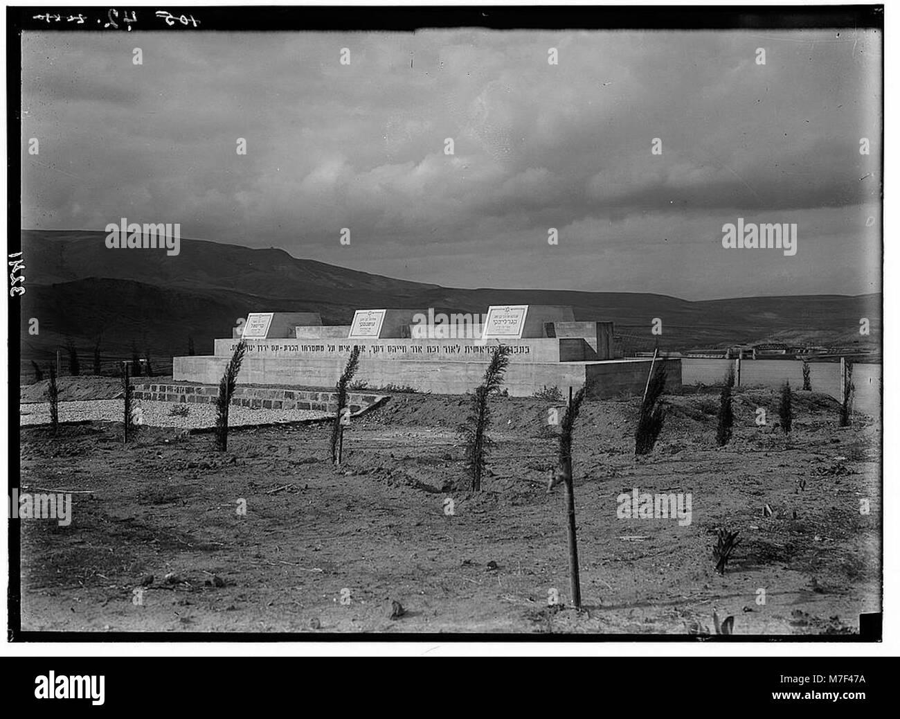 La centrale elettrica della Palestine Electric Corporation e il suo cimitero, che presenta un monumento dedicato a tre lavoratori che hanno perso la vita durante la costruzione. Questo sito riflette sia la storia industriale che il ricordo dei contributi al lavoro. Foto Stock