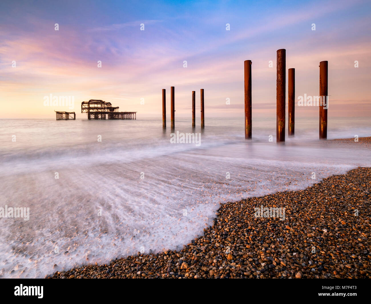 Inverno sunrise presso il molo vecchio, Brighton. Foto Stock