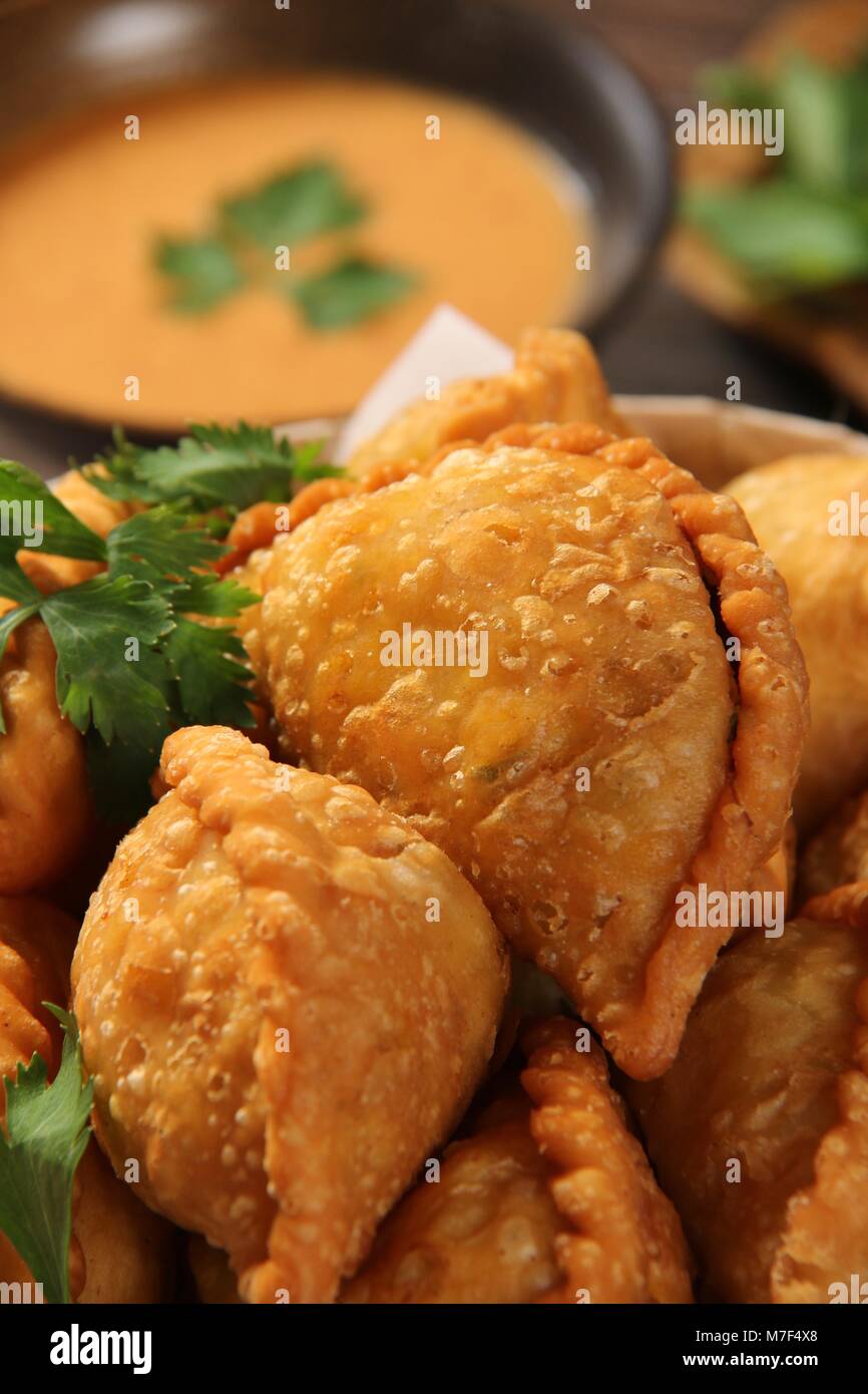 Pastello fritto Puff, Peranakan snack di pasta fritta Pasta con le verdure e il pollo ripieno Foto Stock
