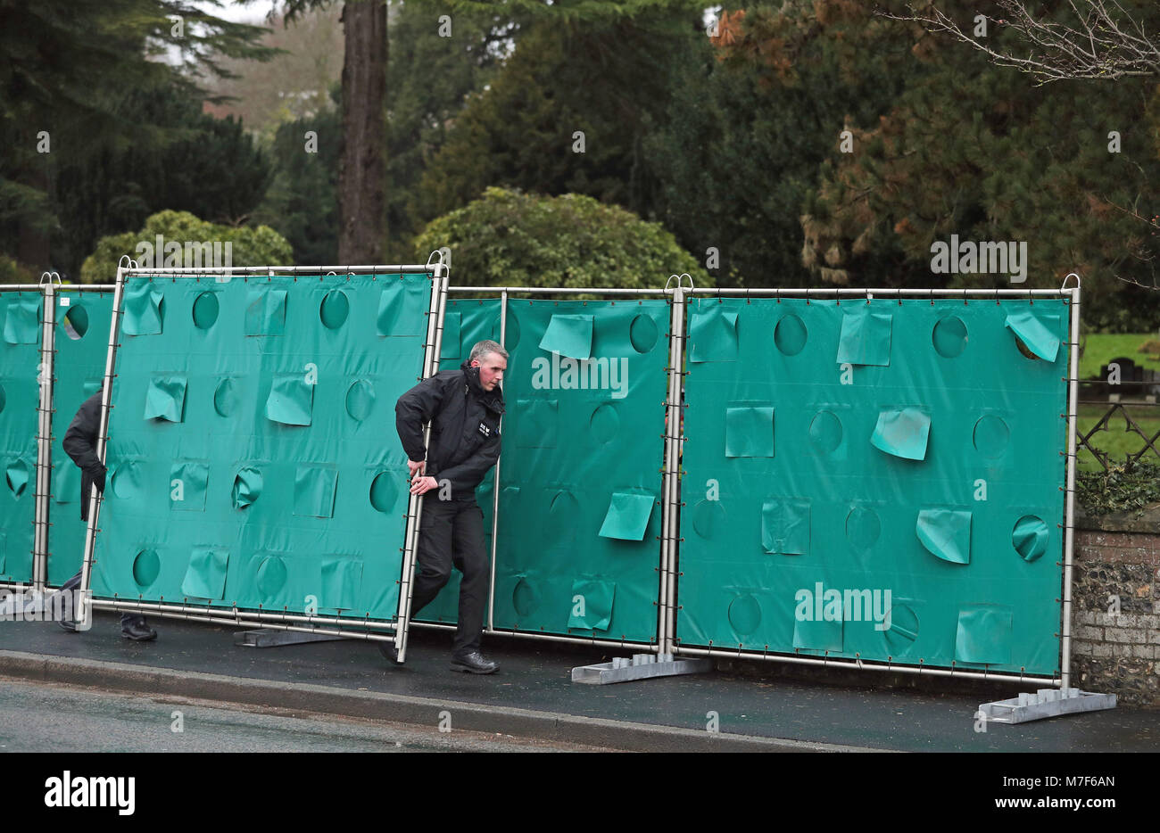 Gli schermi sono eretti al di fuori del London Road nel cimitero di Salisbury, Wiltshire, come le indagini sono tuttora in corso presso il cimitero in cui ex Federazione double agent Sergei Skripal la moglie e il figlio sono stati stabiliti per il riposo. Foto Stock