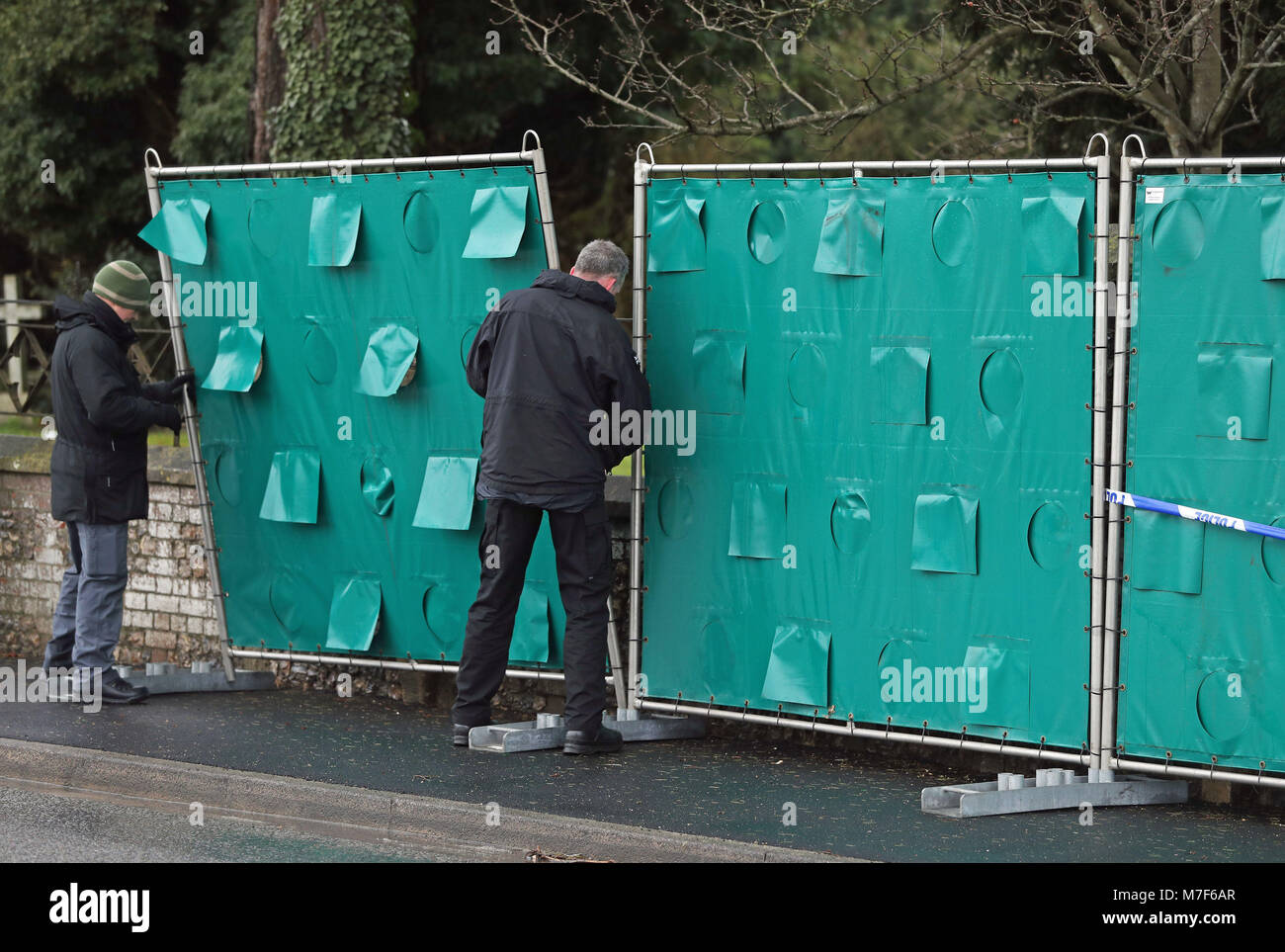 Gli schermi sono eretti al di fuori del London Road nel cimitero di Salisbury, Wiltshire, come le indagini sono tuttora in corso presso il cimitero in cui ex Federazione double agent Sergei Skripal la moglie e il figlio sono stati stabiliti per il riposo. Foto Stock
