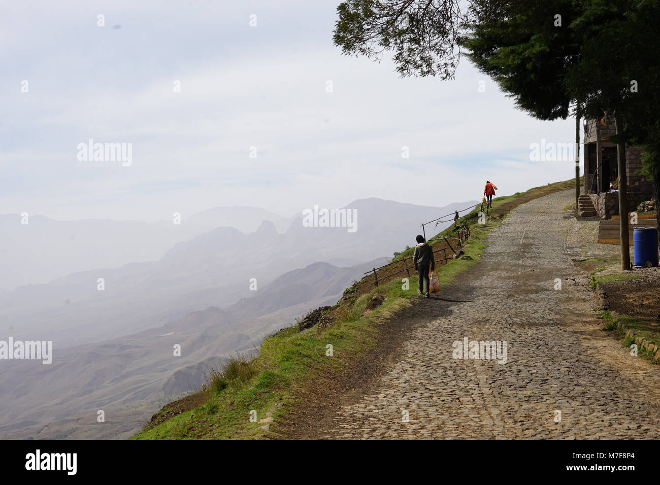 Casella di camminare sulla strada che da Pico da Cruz, Santo Antao Isola, Capo Verde Foto Stock