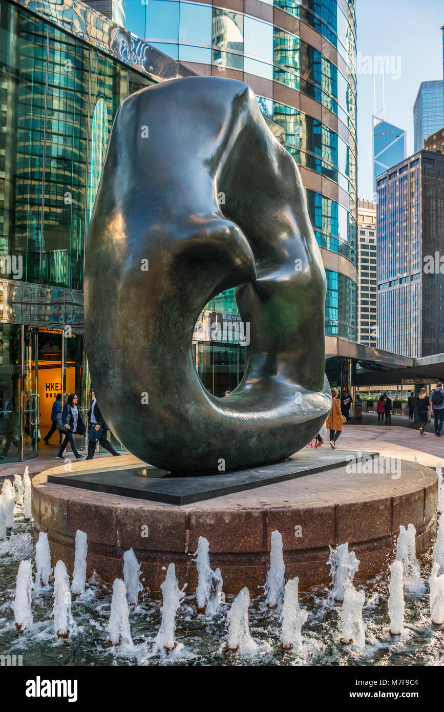Ovale con punti Fontana, sculture di Henry Moore, Exchange Square Plaza, Hong Kong Foto Stock