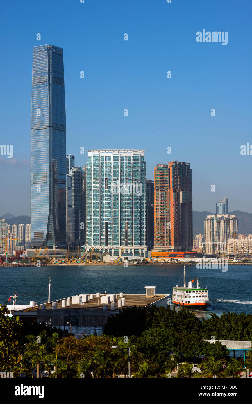 International Commerce Center e Western Kowloon con il Victoria Harbour e traghetto, Hong Kong Foto Stock