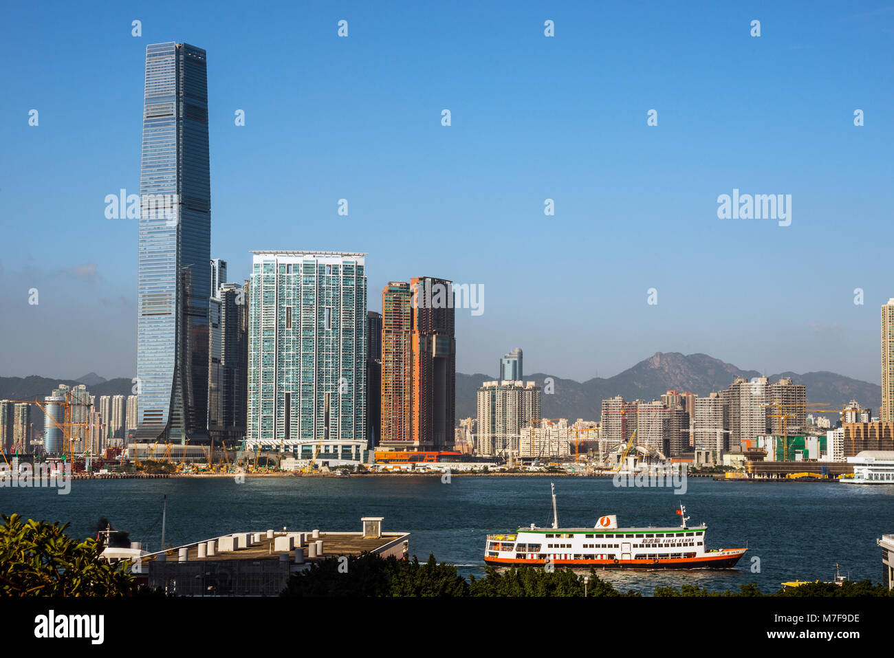 International Commerce Center e Western Kowloon con il Victoria Harbour e traghetto, Hong Kong Foto Stock
