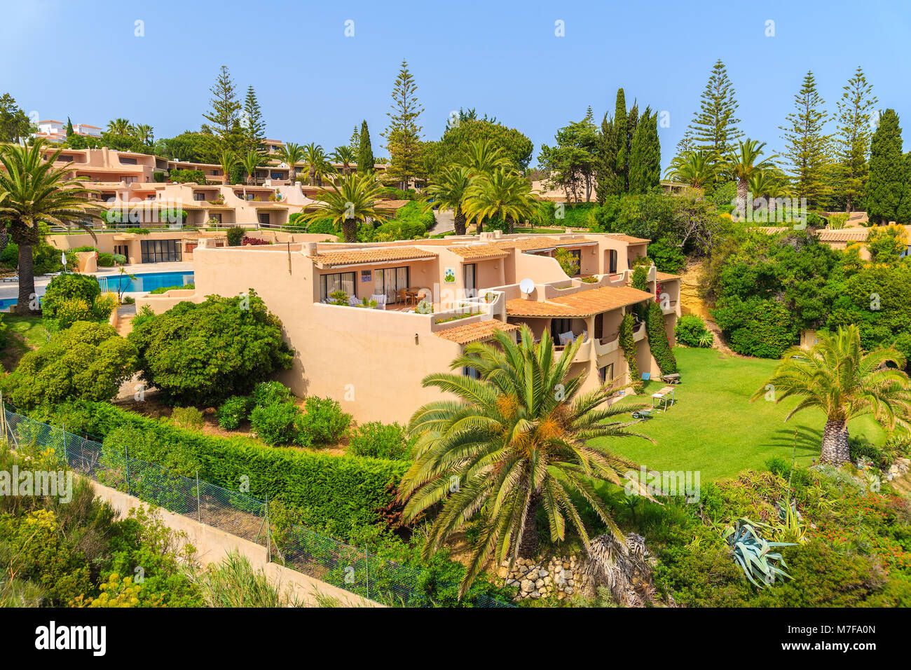 ARMACAO DE PERA comune, Portogallo - 12 Maggio 2015: appartamenti costruiti nel bellissimo giardino sul mare costa in più visitato da turisti da parte del Portogallo. Foto Stock