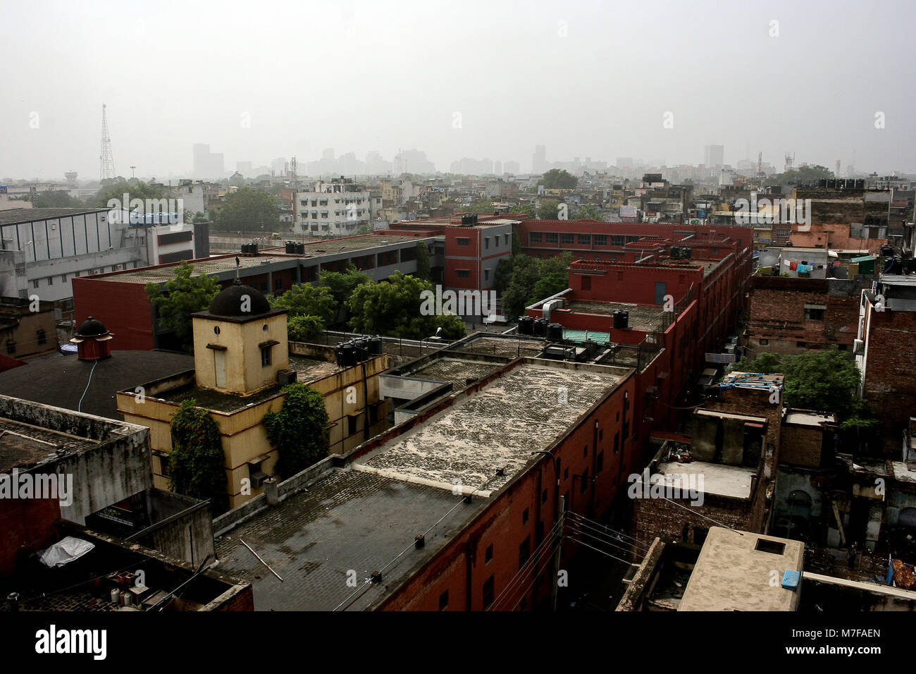 Nuova Delhi, India: Nuova Delhi su una mattina offuscata dallo smog Foto Stock