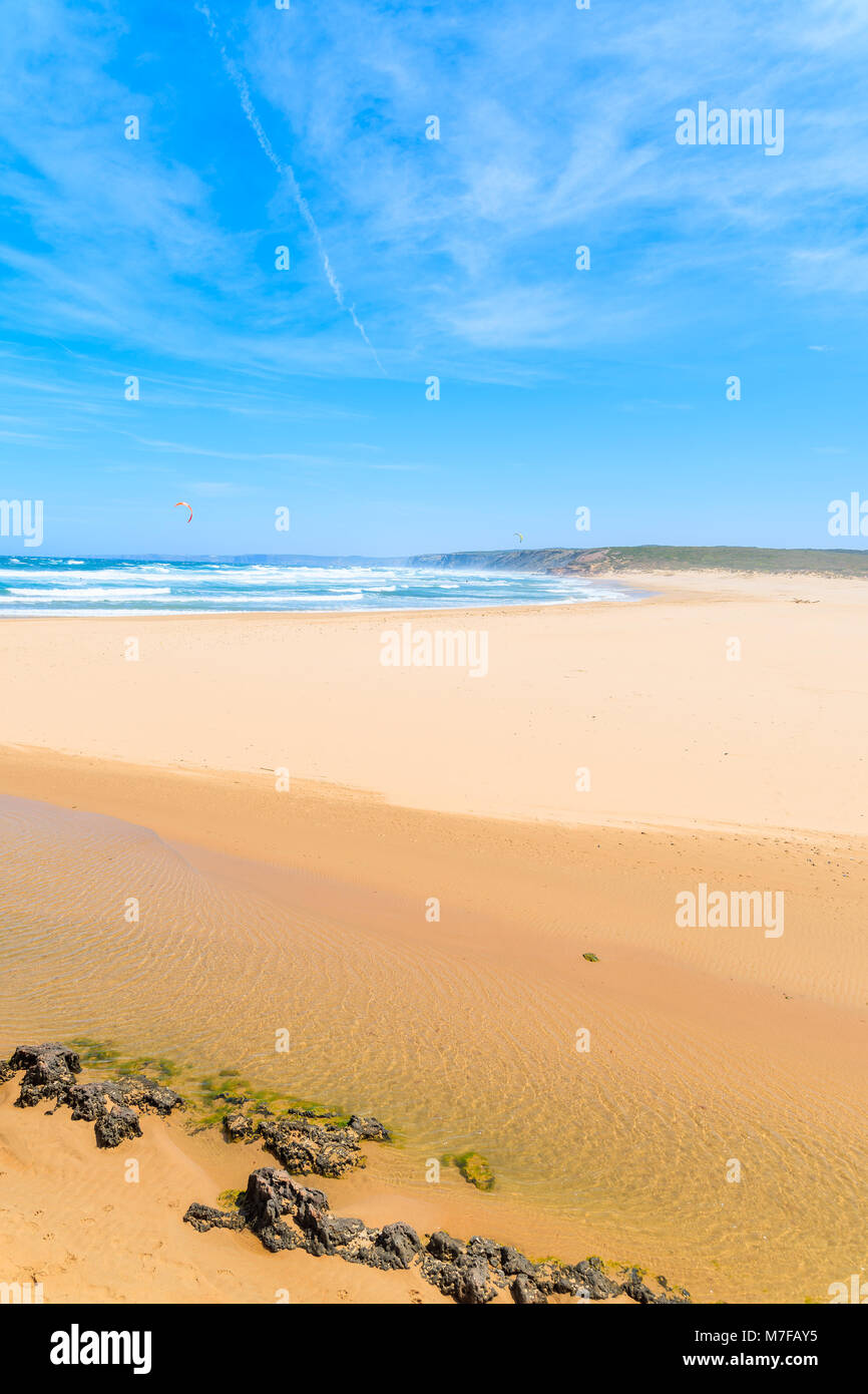 Vista della bellissima Praia da Bordeira beach, un luogo popolare per fare kite surf, Algarve, PORTOGALLO Foto Stock