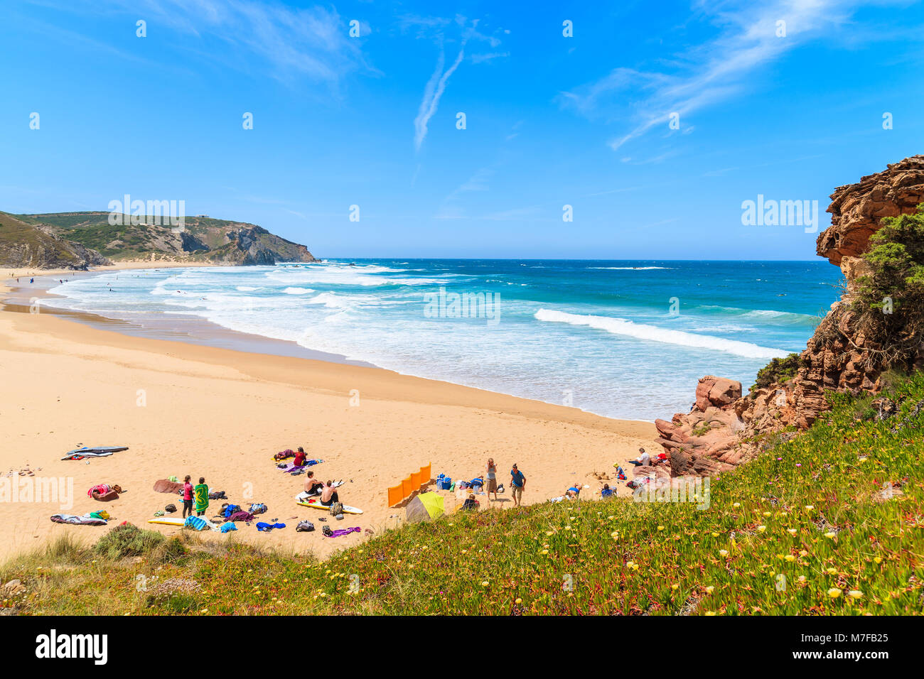 PRAIA DO AMADO Beach, Portogallo - 15 Maggio 2015: Surfers rilassante sulla spiaggia sabbiosa di sunny bellissima giornata. Gli sport acquatici sono popolari attività in questo regio Foto Stock