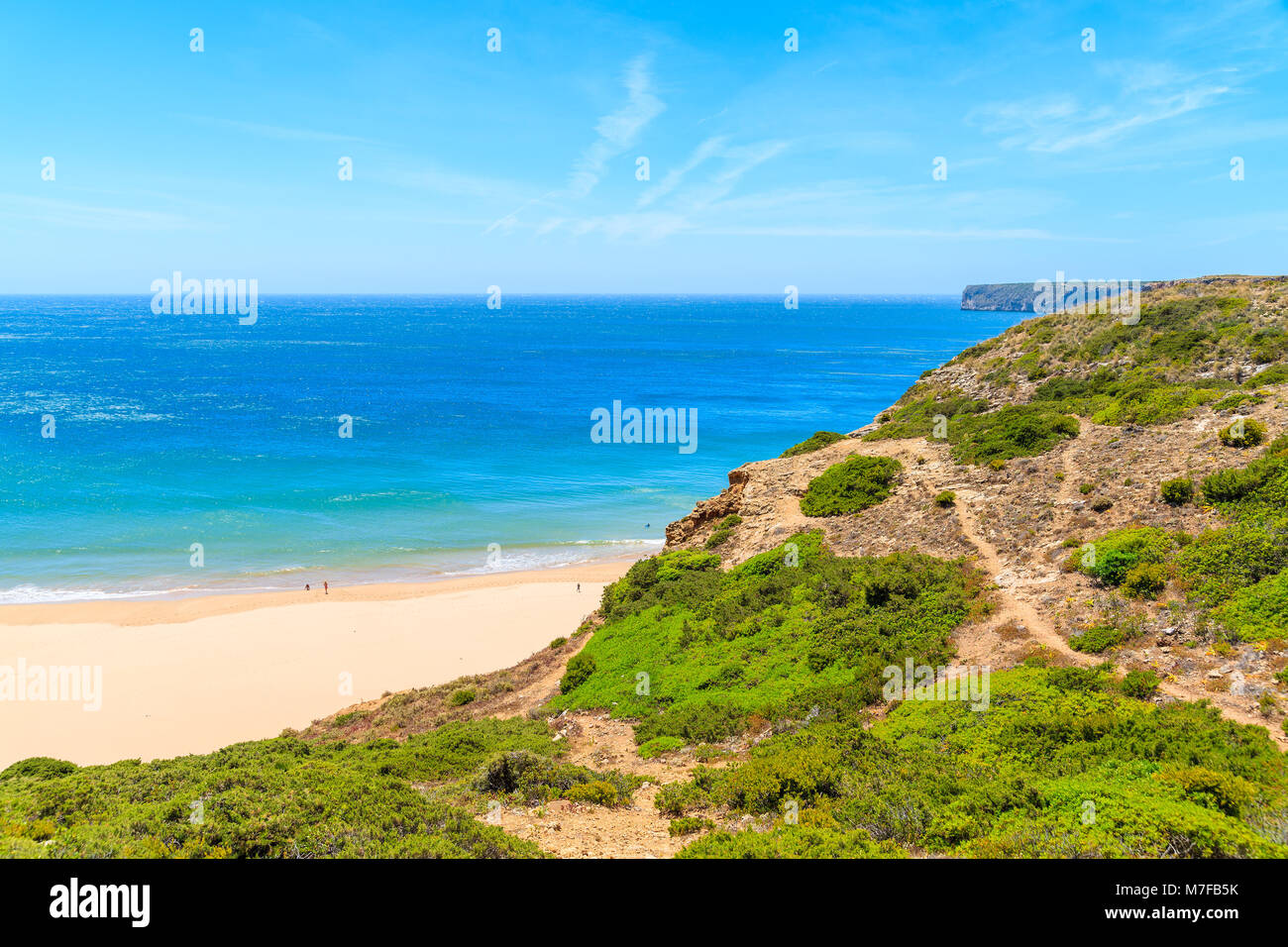 Baia bella e sabbiosa spiaggia di Praia do Beliche vicino Cabo Sao Vicente, regione di Algarve, PORTOGALLO Foto Stock