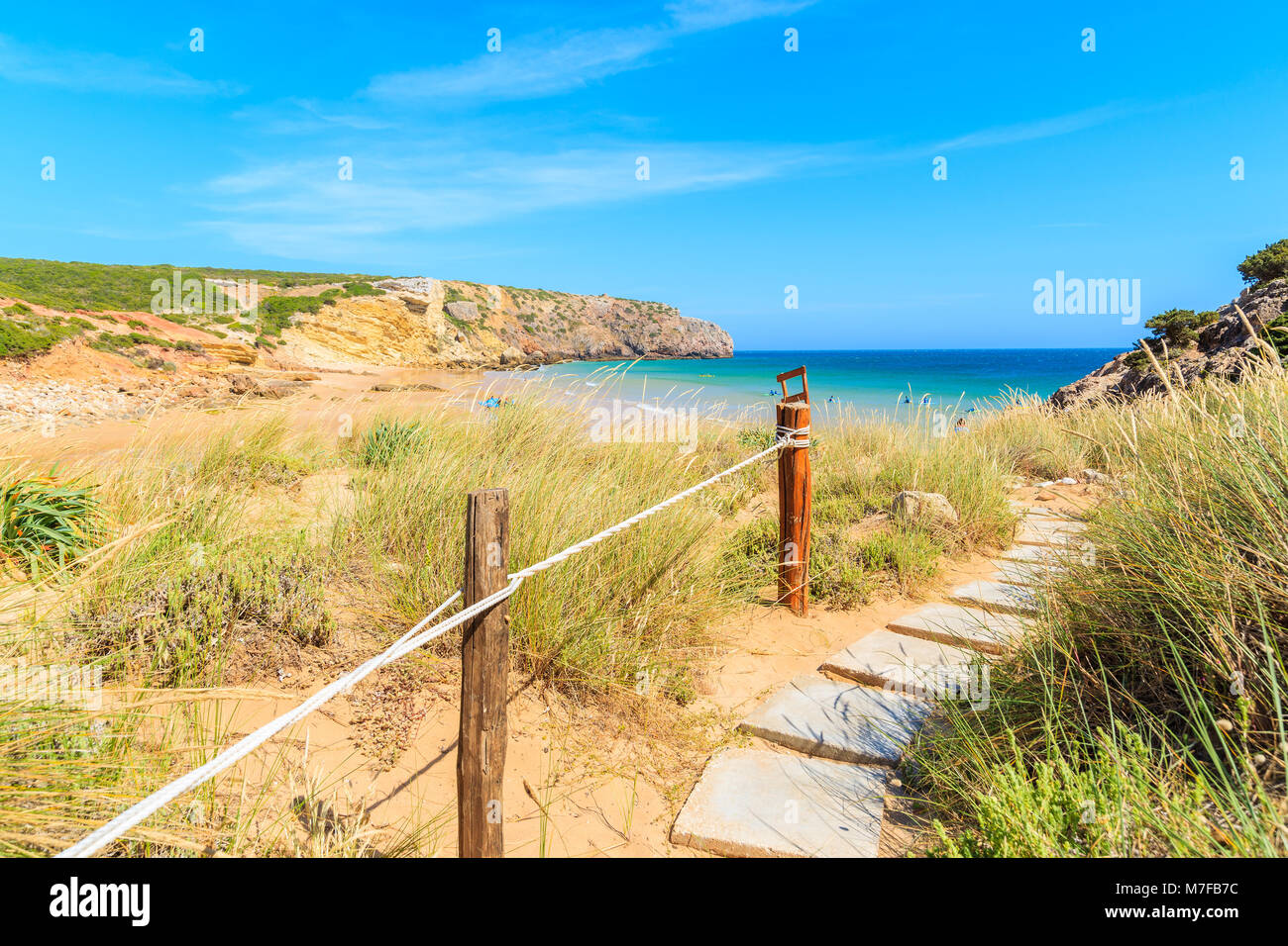 Passerella in legno di Zavial sulla spiaggia soleggiata giornata estiva, Algarve, PORTOGALLO Foto Stock
