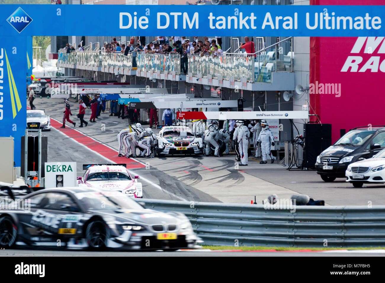 Vista di pit-stop con vetture di tedesco DTM Touring Car Series su Mosca canalina via nella regione di Mosca, Russia Foto Stock