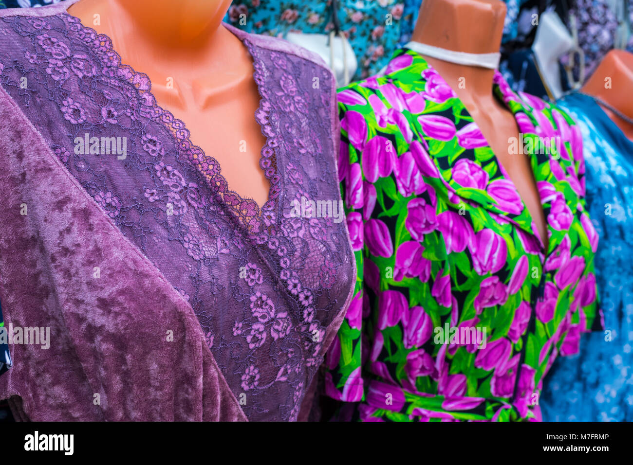Donna camici home in manichini sul mercato Foto Stock