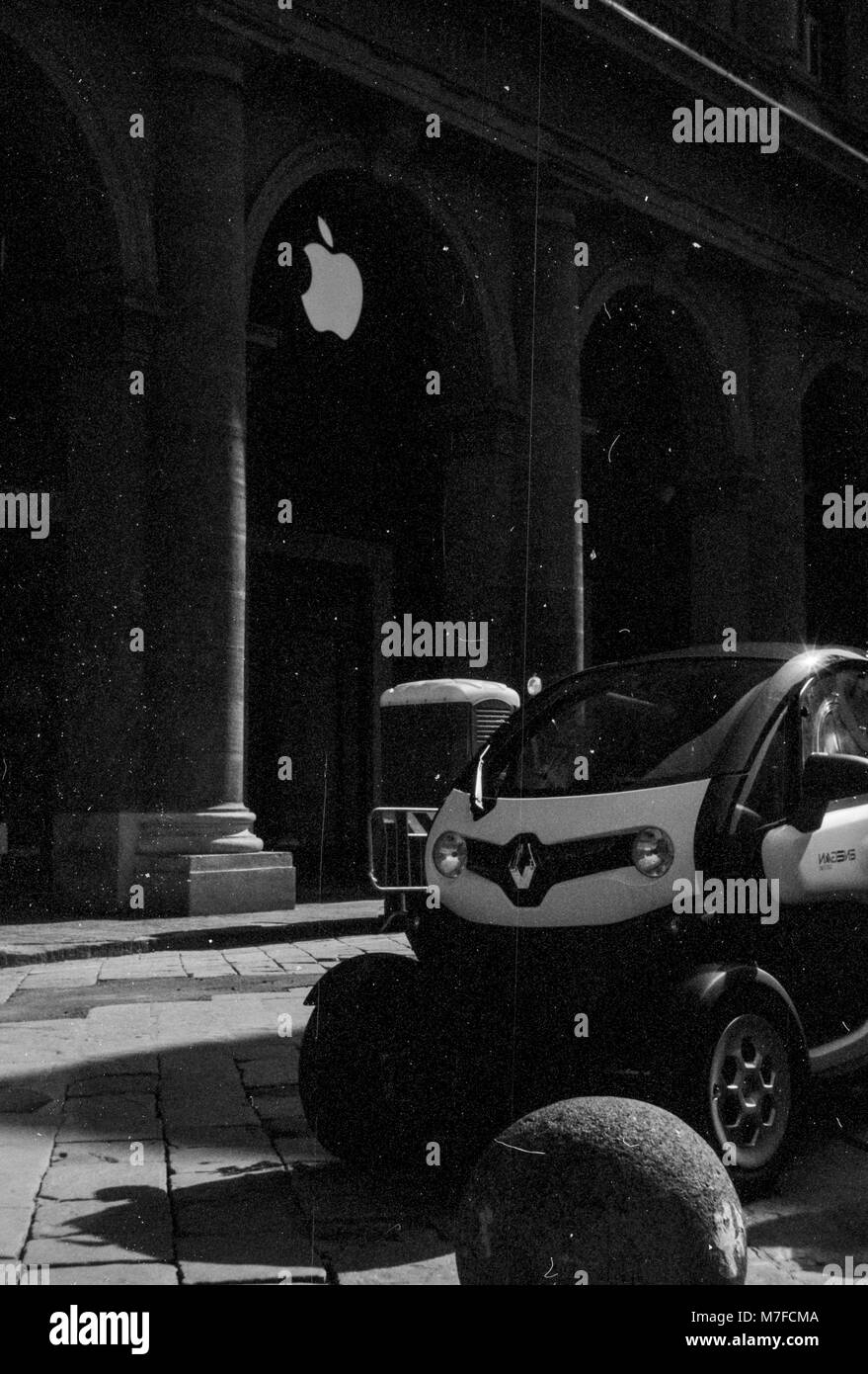Elettrico auto parcheggiata di fronte al negozio Apple Store in Piazza della Repubblica, Firenze Italia Foto Stock