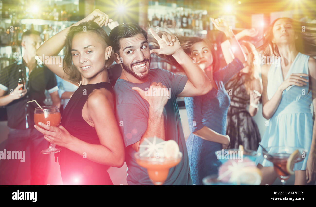 Ritratto di donna felice con uomo felice si divertono in discoteca. Foto Stock