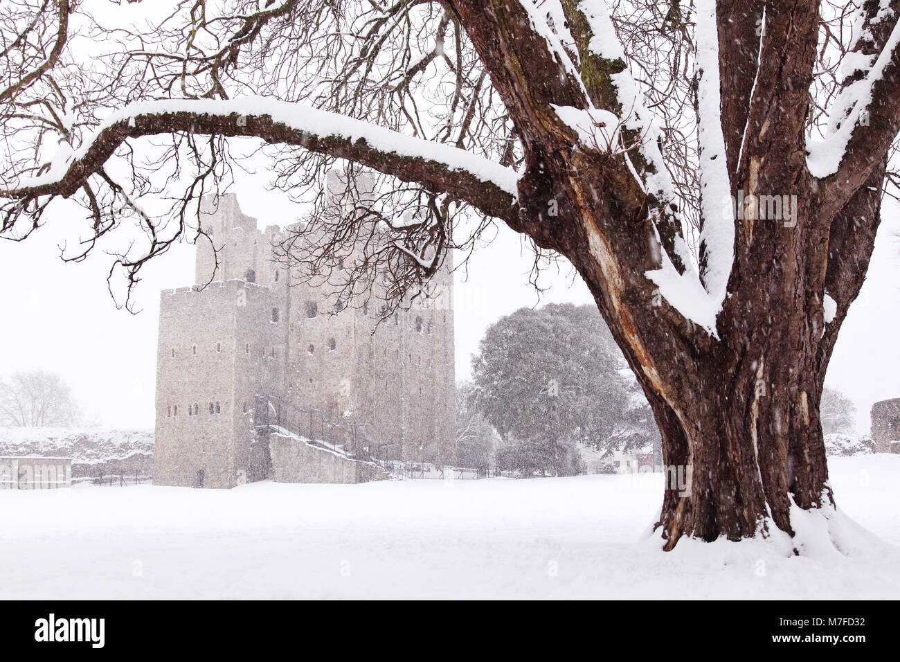 Rochester Castle, Kent, Regno Unito, nella neve di febbraio 2018 Foto Stock