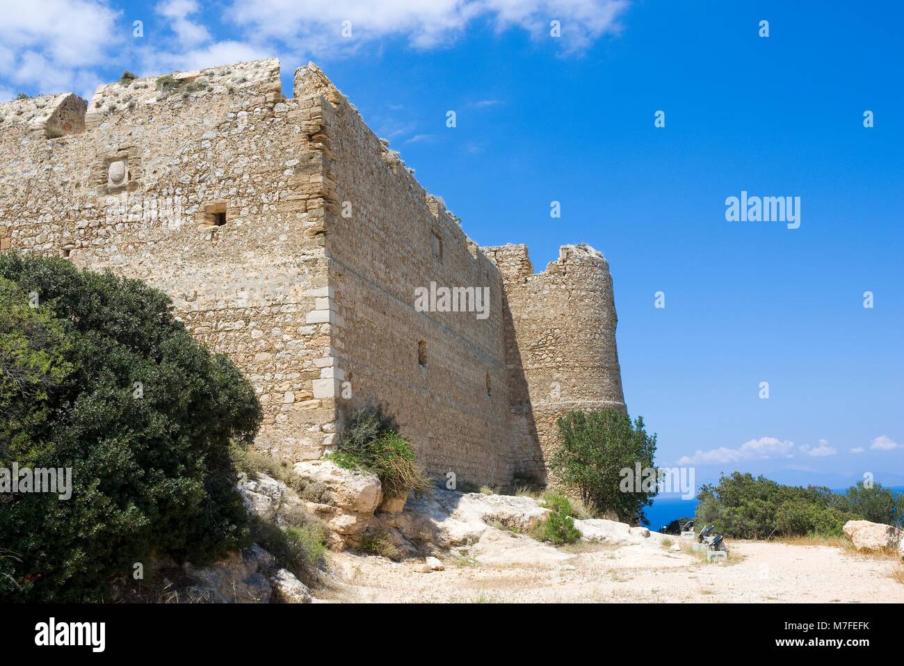 Le rovine di un castello di Kritinia costruita dai Cavalieri di San Giovanni sulla sommità della roccia sulla costa del Mare Egeo, Rodi, Grecia Foto Stock