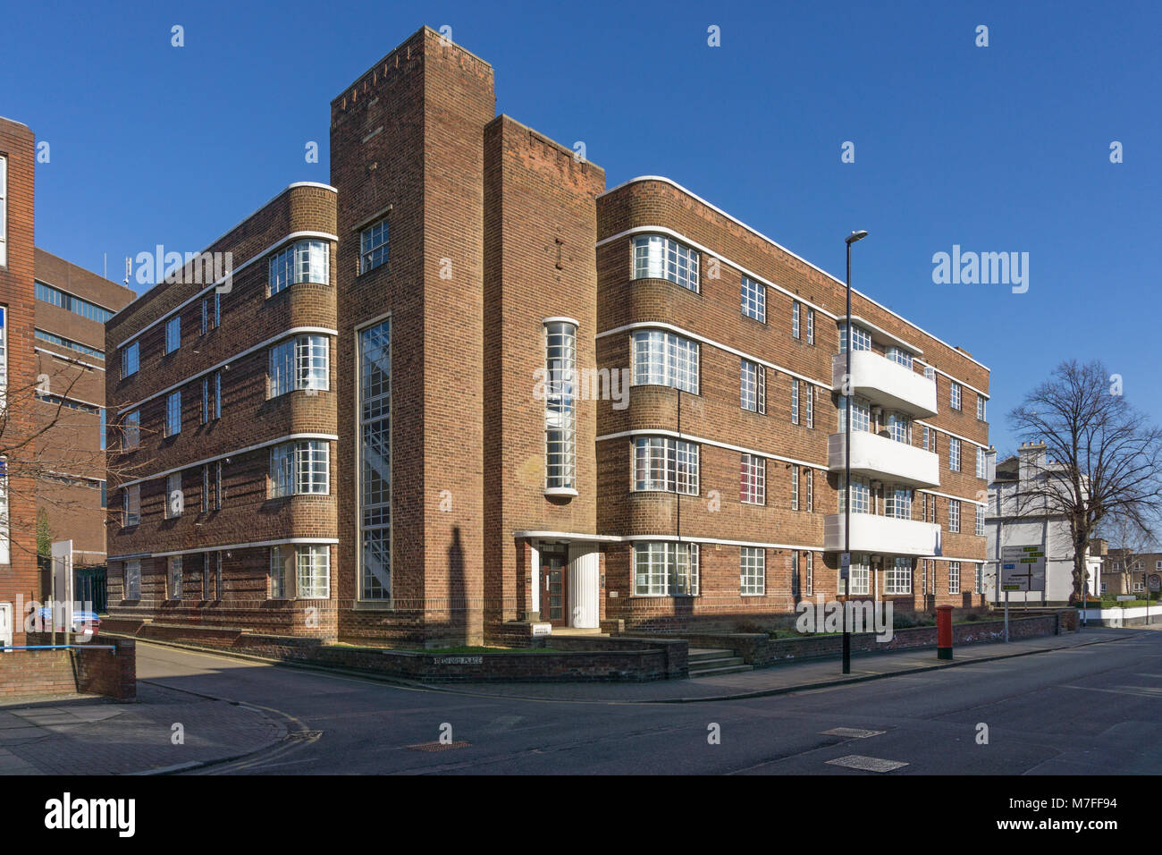 Bedford Mansions, a quattro piani in blocco di appartamenti costruito nel 1935 per le moderne in stile deco; Derngate, Northampton, Regno Unito Foto Stock