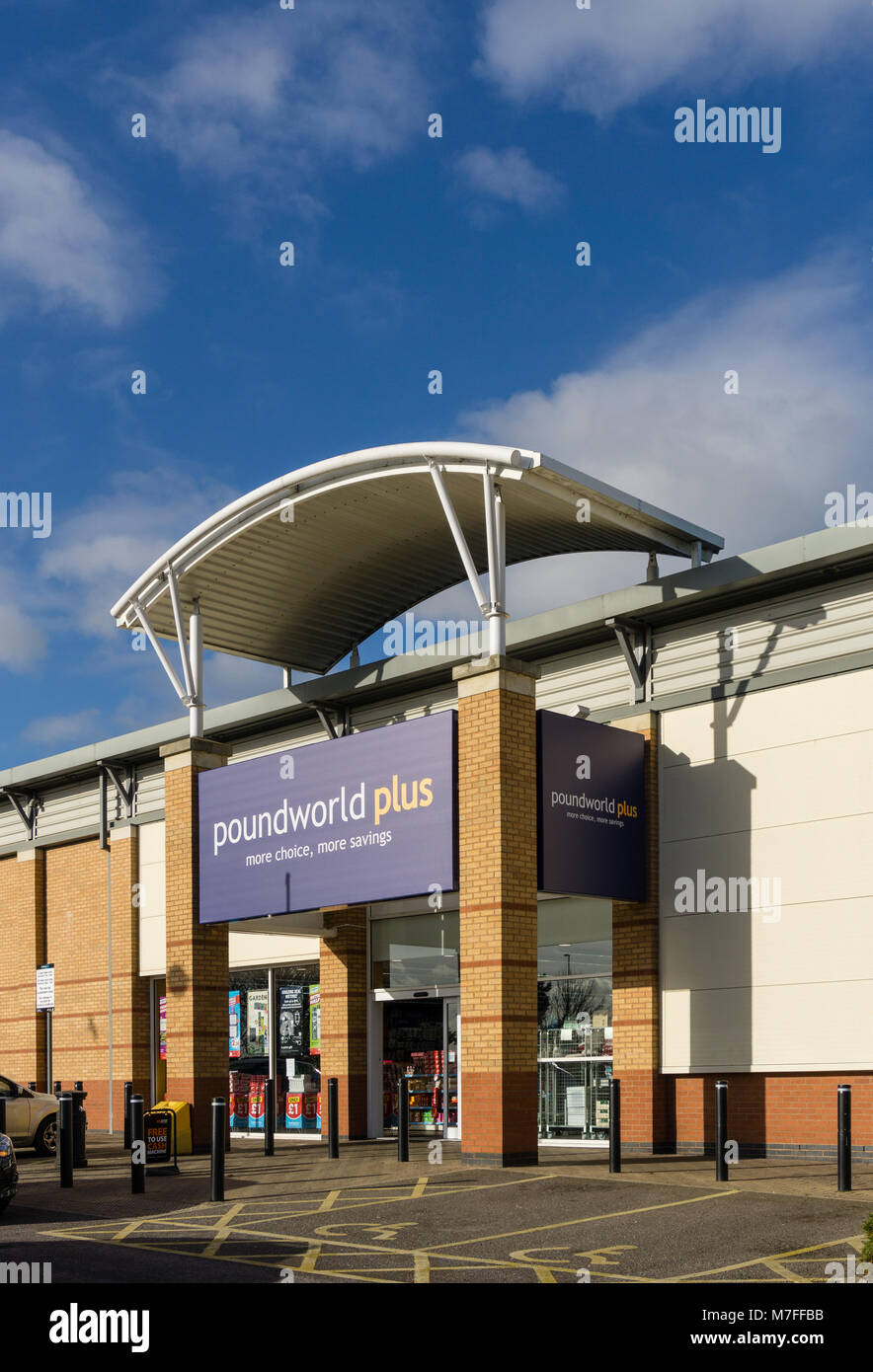 Poundworld Plus, un valore store, parte della catena Poundworld ma la vendita di una quota di merci al di sopra di 1 €; Sixfields Retail Park, Northampton, Regno Unito Foto Stock